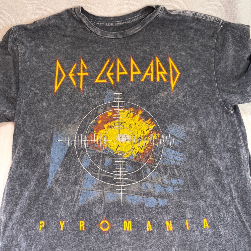 Def Leppard L large Pyromania Graphic T-Shirt